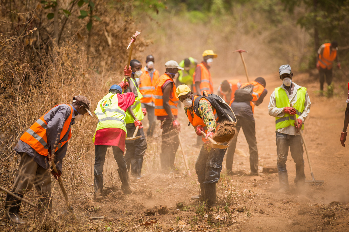 30 March 2018 - Rural commune of Mombeya, prefecture of Dalaba, Guinea. Villagers work a building a new road. Photo credit: Vincent Tremeau /World Bank
